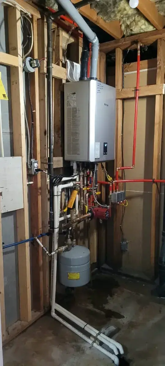 Wall-hung Rinnai unit with a heating circulator, new piping and an expansion tank