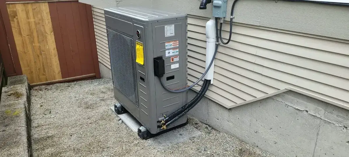 Heat pump outdoor unit with refrigerant lines and a disconnect